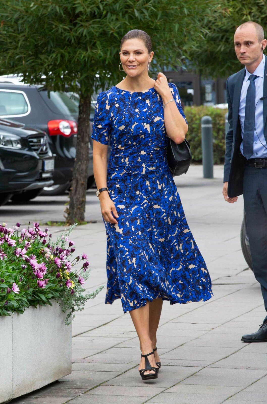 Kronprinsessan Victoria i klackar från Yves Saint Laurent, väska från Valentino och klänning från Rodebjer. Victoria