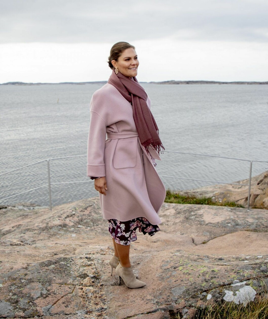 Kronprinsessan Victoria i kappa från Andiata och klänning från By TiMo. Credit: The Royals and I. Victoria i Lysekil
