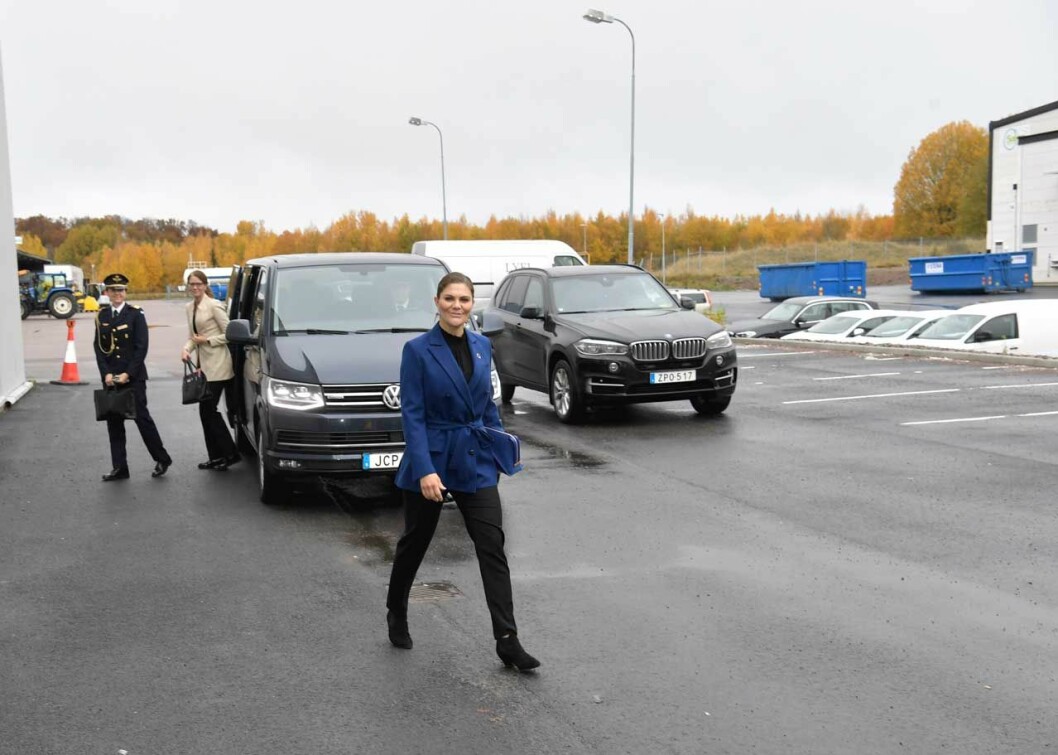 Kronprinsessan Victoria på plats i Motala iförd blazer från Rodebjer- Skorna kommer från Acne Studios. Victoria