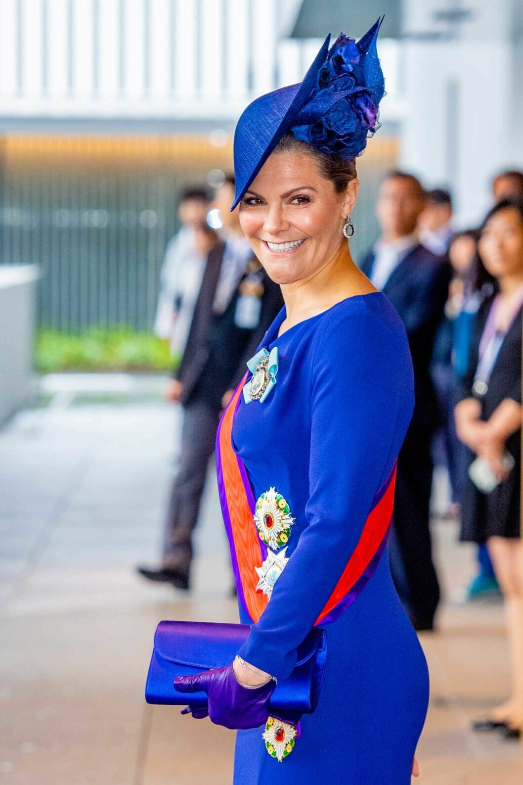 Victorias blå hatt är ny och kommer, erfar Svensk Dam, från Philip Treacy. Kronprinsessan i Japan