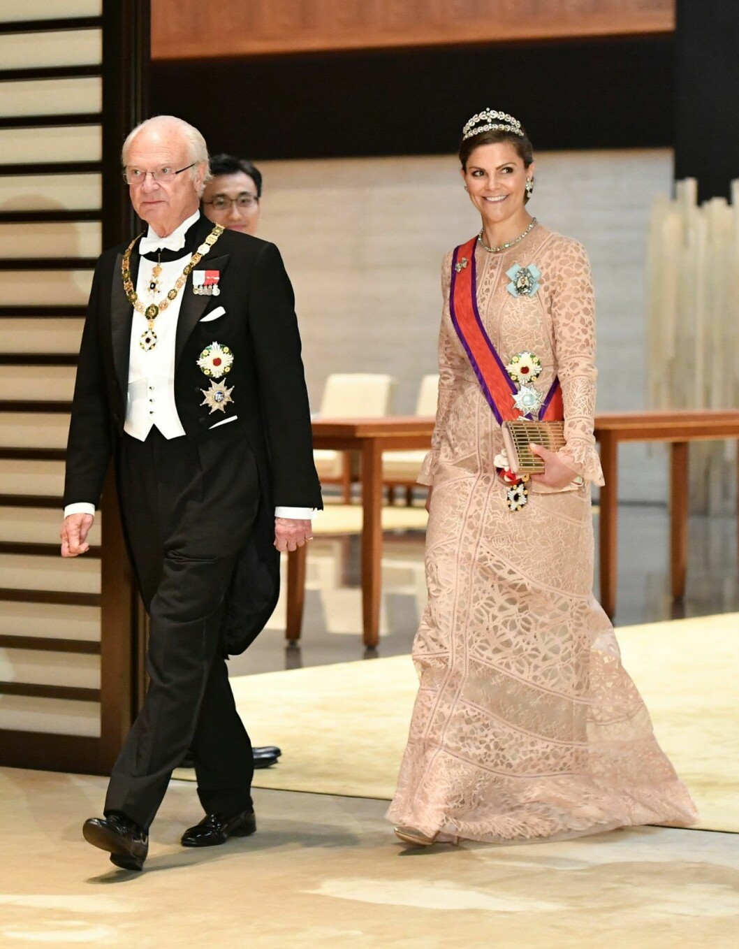 Kronprinsessan Victoria iförd klänning från Elie Saab. Credit: UFO No More. Victoria i Japan