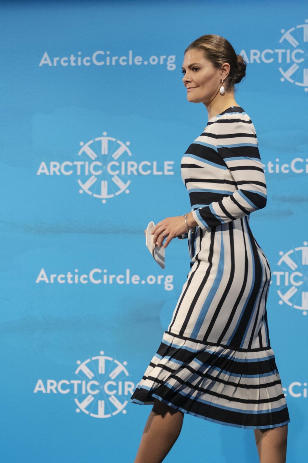 På konferens iförd klänning från Dolce & Gabbana. Victoria