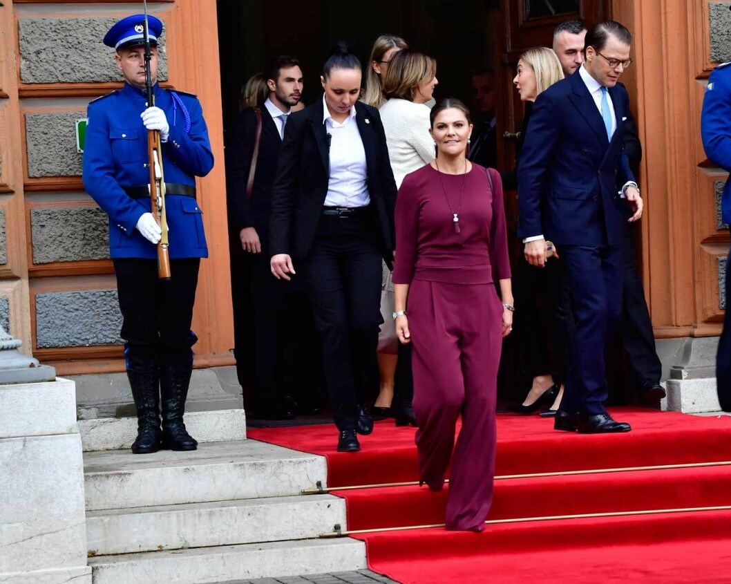 Kronprinsessan Victoria iförd byxa och blus från finska Andiata. Victoria i Bosnien 2019