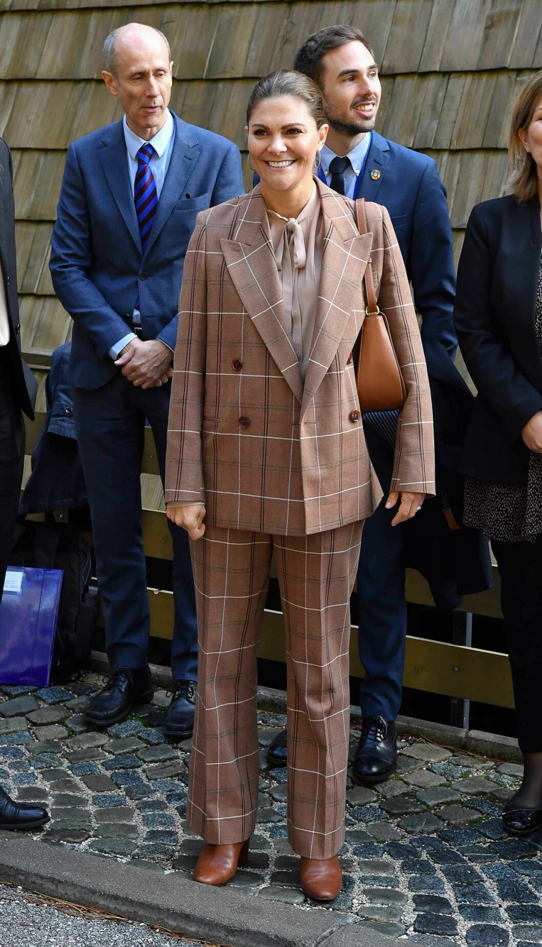 Victoria i kostym från Acne Studios. Väskan kommer från Little Liffner. Kronprinsessan Victoria