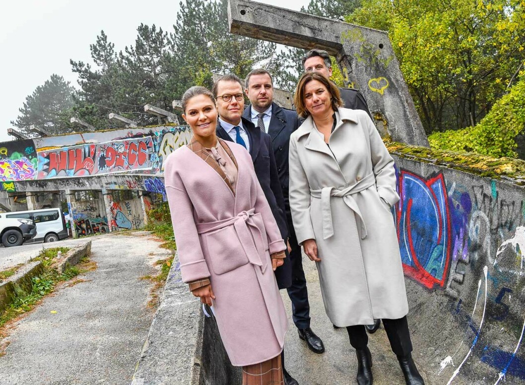 Victoria i kostym från Acne och kappa från Andiata. Credit: The Royals and I. Victoria