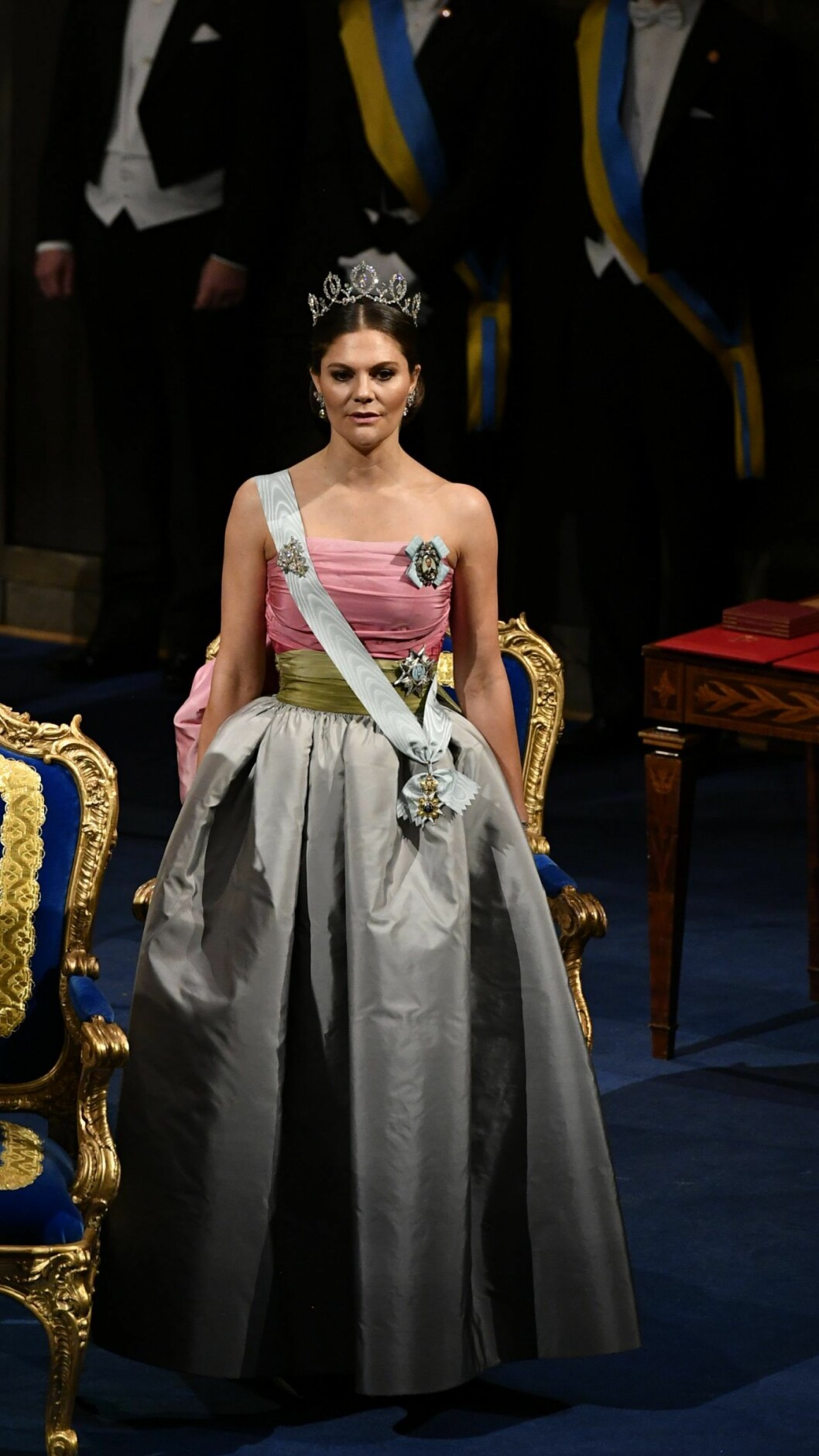 Victoria på Nobel 2018 – i drottningens Nina Ricci-klänning från 1995.