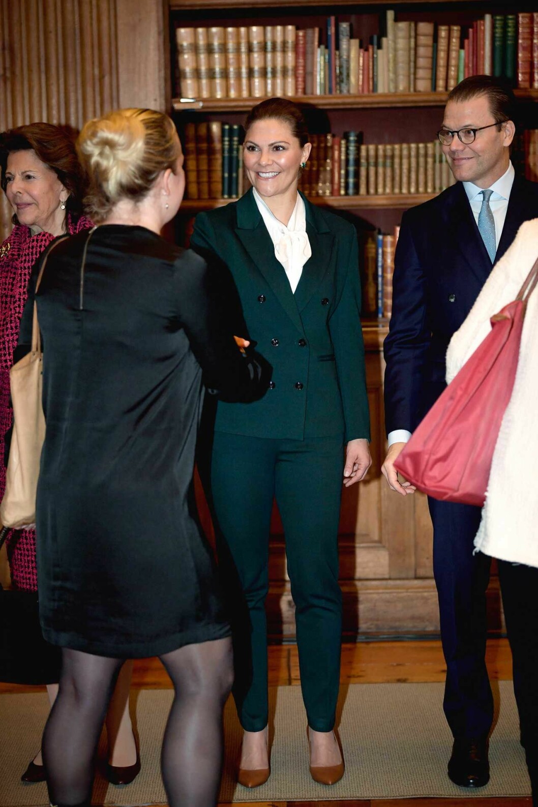 Victoria på plats på Kungliga slottet. Hennes kostym kommer från <a href="https://apprl.com/al/52Oj/" target="_blank" rel="noopener">Tiger of Sweden.</a> Kronprinsessan Victoria