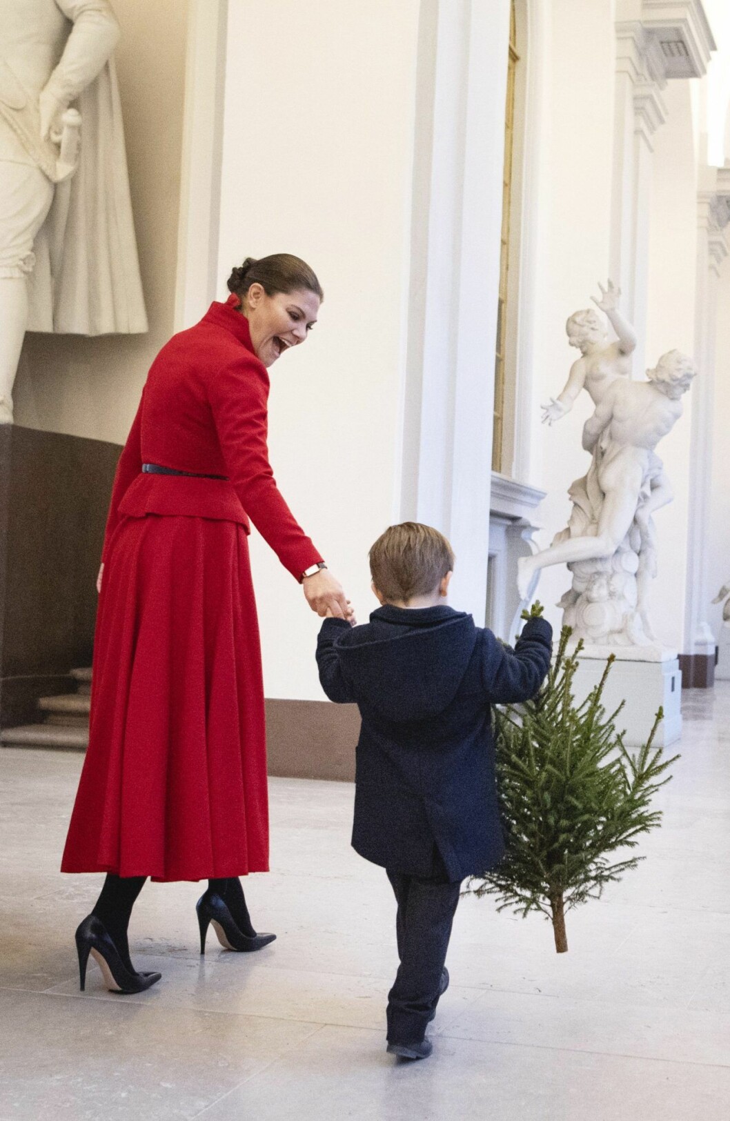 Victoria i rött från Pär Engsheden. Kronprinsessan Victoria