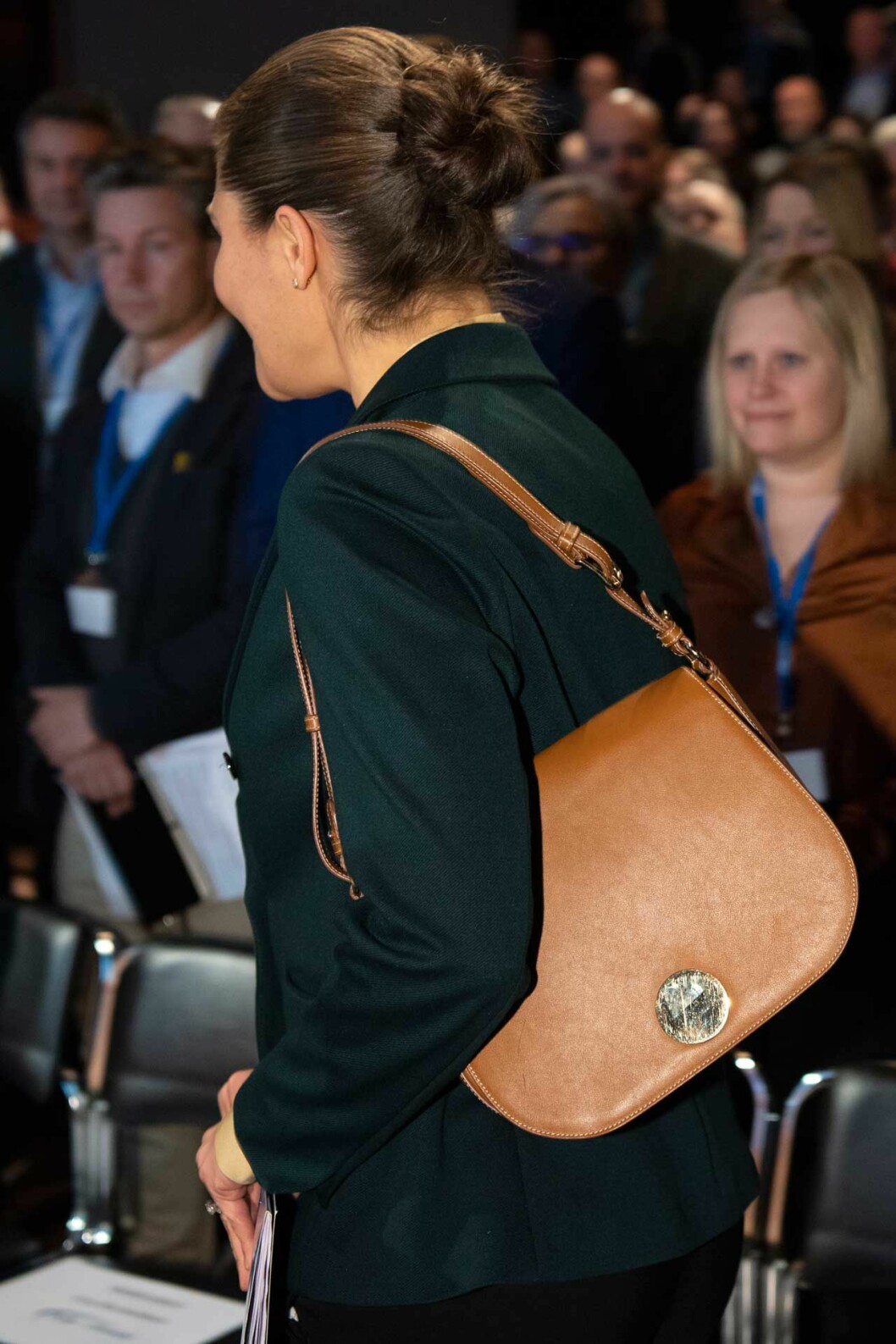 Vår svenska kronprinsessa iförd svensk design – kavaj från Tiger och väska från Little Liffner. Victoria