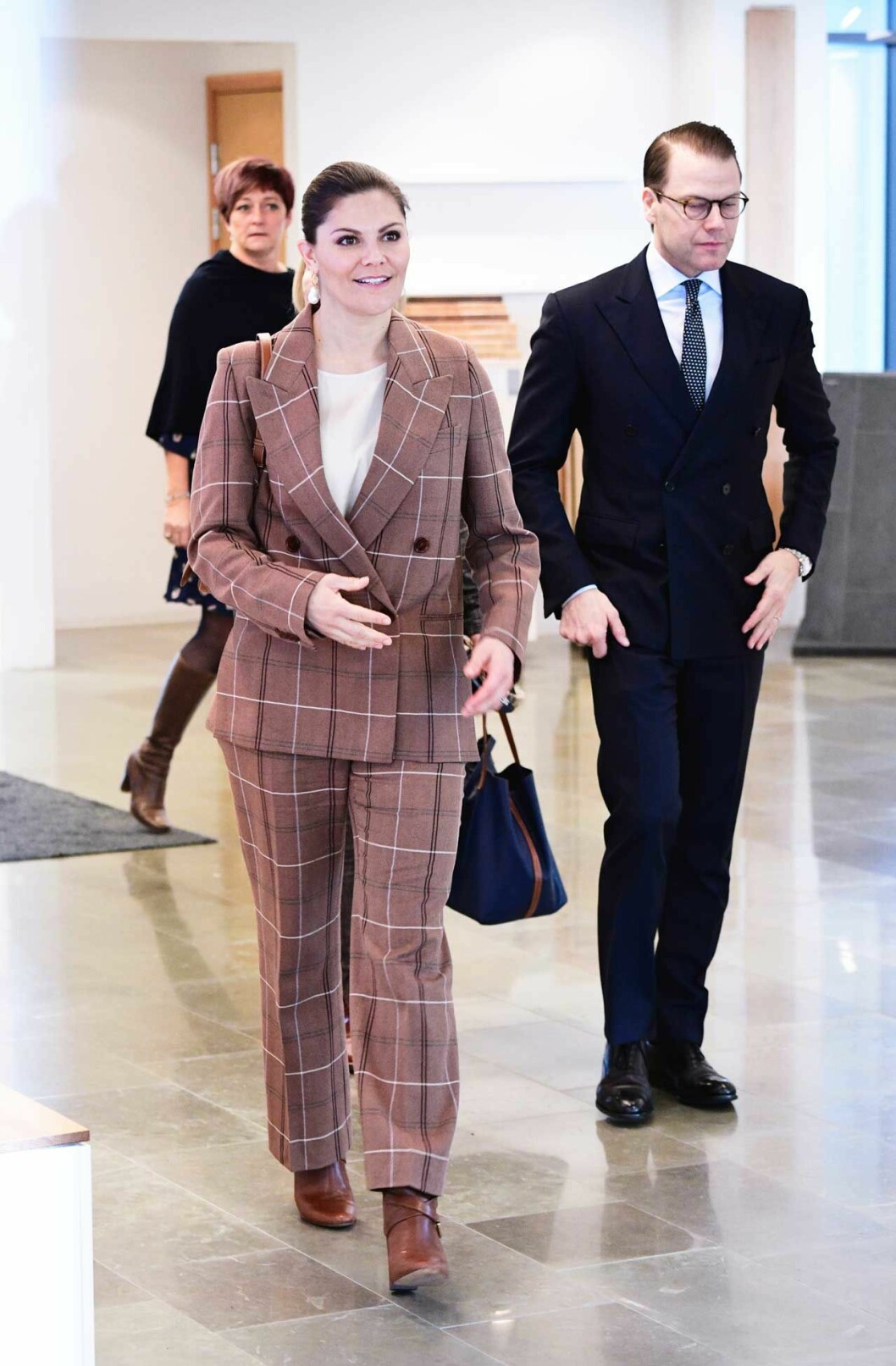 Victoria i kostym från Acne Studios, skor från Ralph Lauren och väska från Little Liffner. Victoria