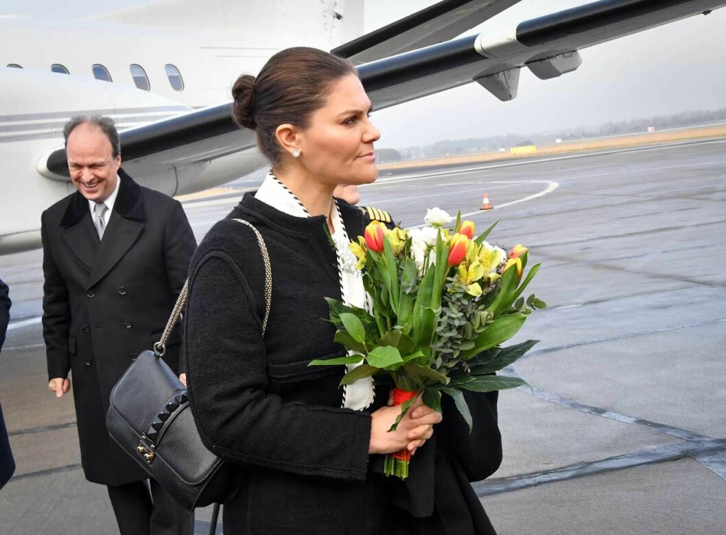 Victoria steg åt sidan och stannade i Polen, men statsminister Stefan Löfven och talmannen Andreas Norlén flög hem som planerat. Kronprinsessan Victoria blev kvar i Polen