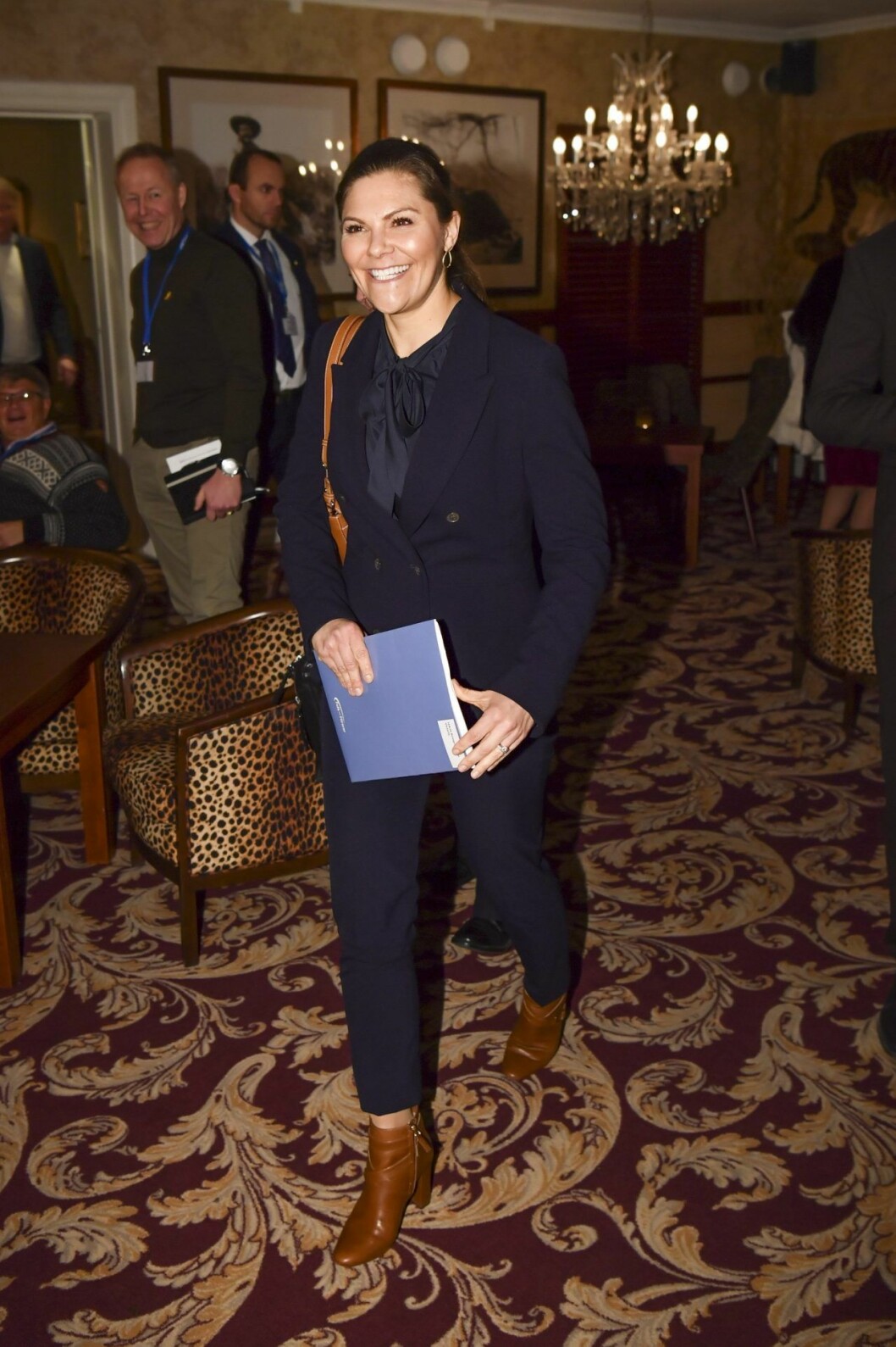Kronprinsessan Victoria i blå kostym från Tiger of Sweden och skor från Ralph Lauren. Credit: The Royals and I. Victoria i blå kostym