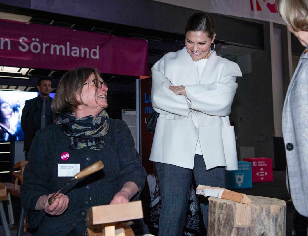 Kronprinsessan Victoria i sin nya jacka från Totême. Kronprinsessan Victoria