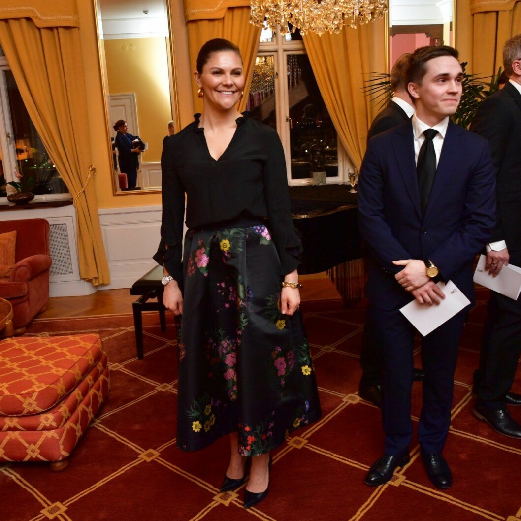 Victorias snygga kjol kommer från H&M x Erdem. Victoria