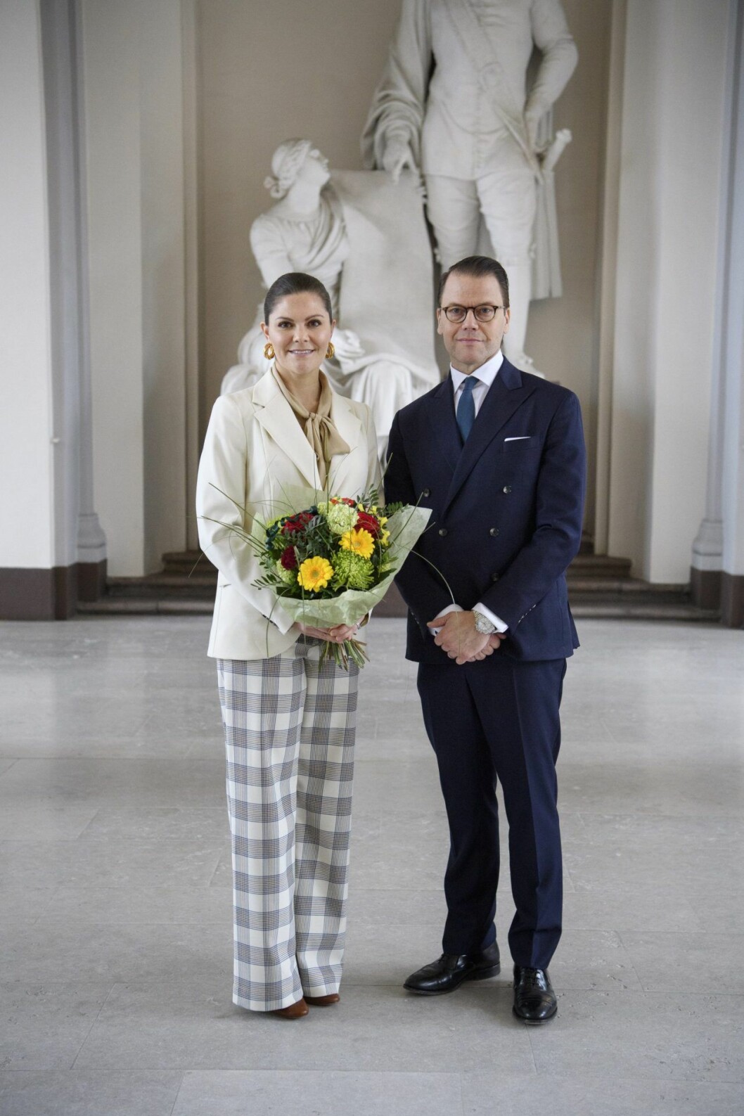 Victoria i kavaj och byxor från danska Baum und Pferdgarten.
