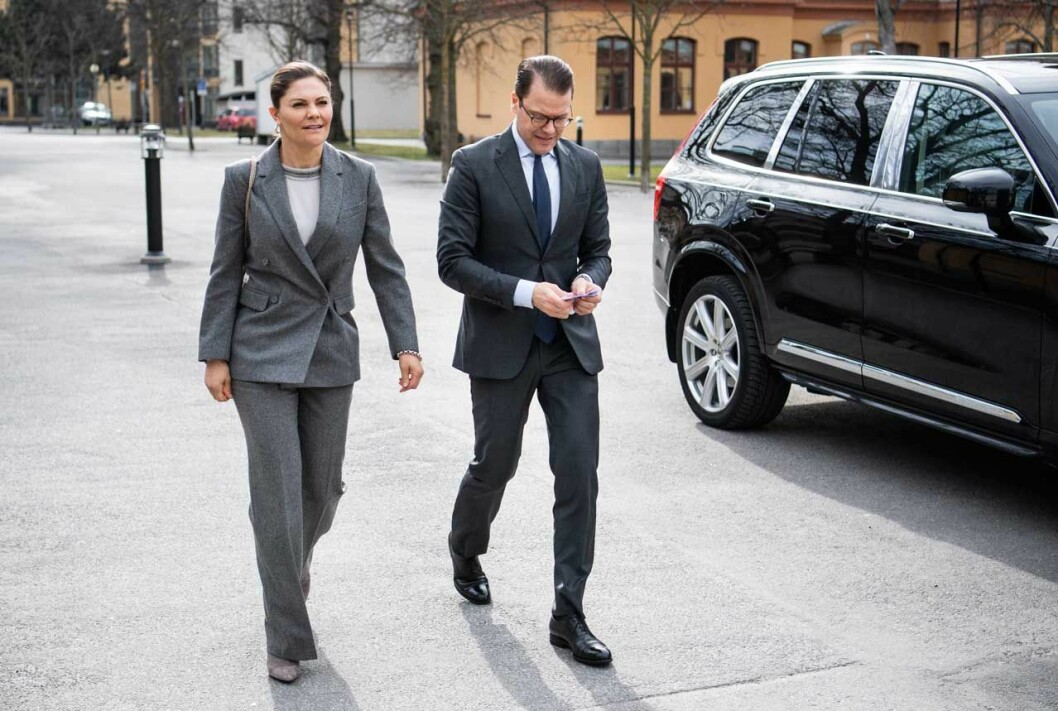 Victoria i grå kostym