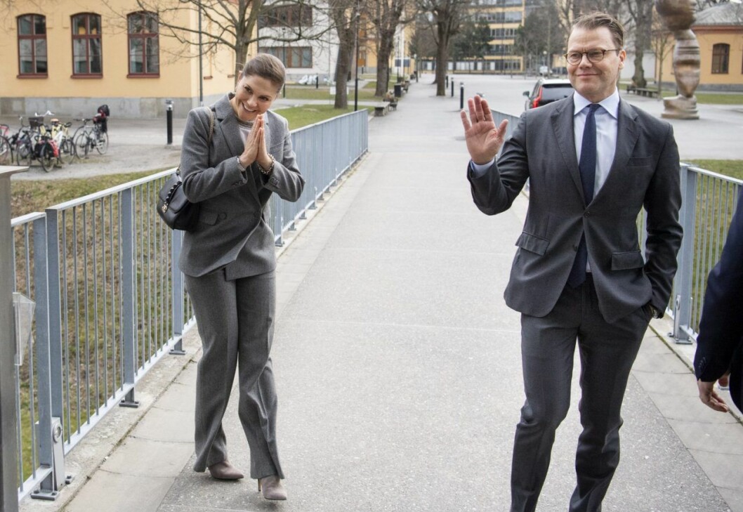 Såhär hälsar kronprinsessan numer! Victorias nya hälsning