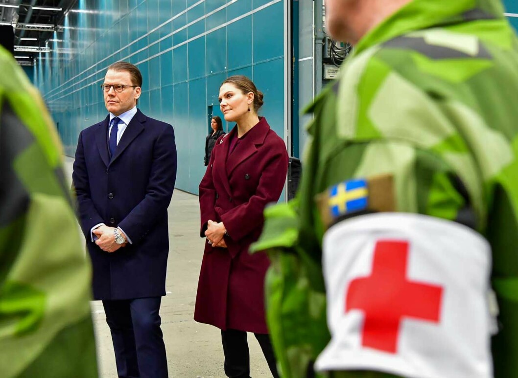 Kronprinsessan Victoria och prins Daniel på ett fältsjukhus utanför Stockholm. victoria och daniel