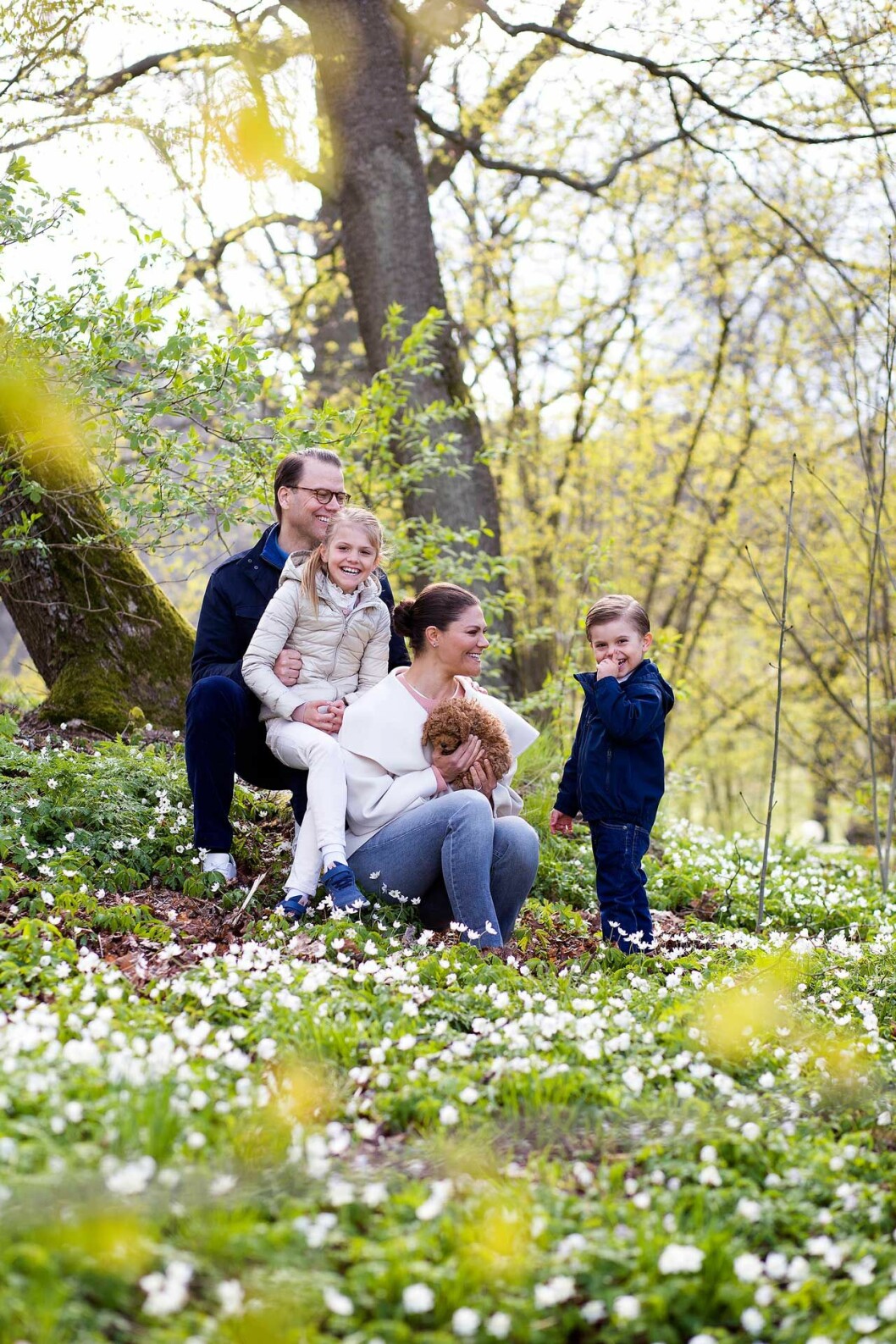 Kronprinsessfamiljen i vitsippshavet med sin nya hund. Kronprinsessan Victoria med Rio