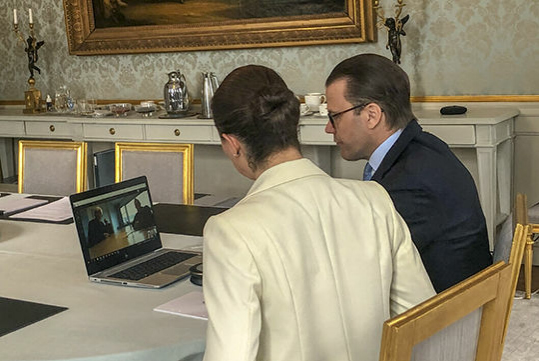 Under mötet med Folkhälsomyndighetens generaldirektör Johan Carlson och statsepidemiolog Anders Tegnell. Victoria och Daniel på Haga Slott