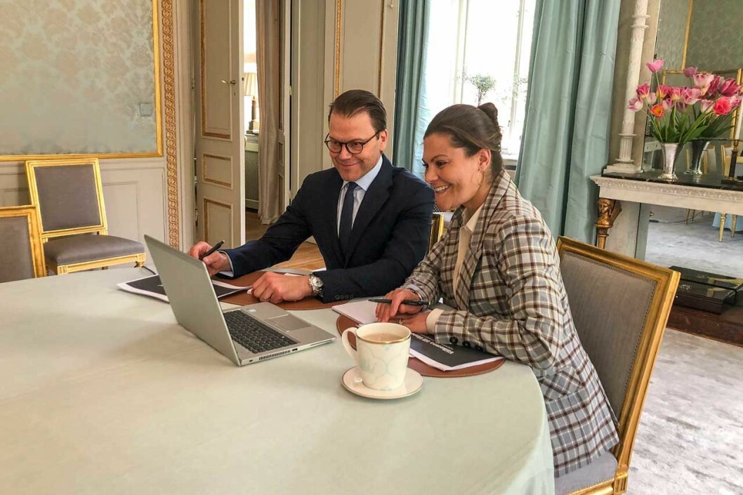 Kronprinsessan Victoria på Haga Slott, iförd en rutig kavaj vi sett förr. Victoria