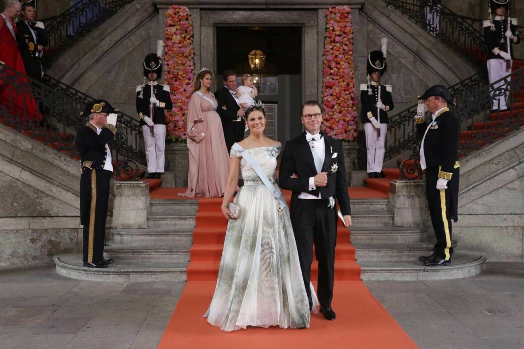 Kronprinsessans klänning var tillverkad i ekologiskt linne, och silke. Victoria