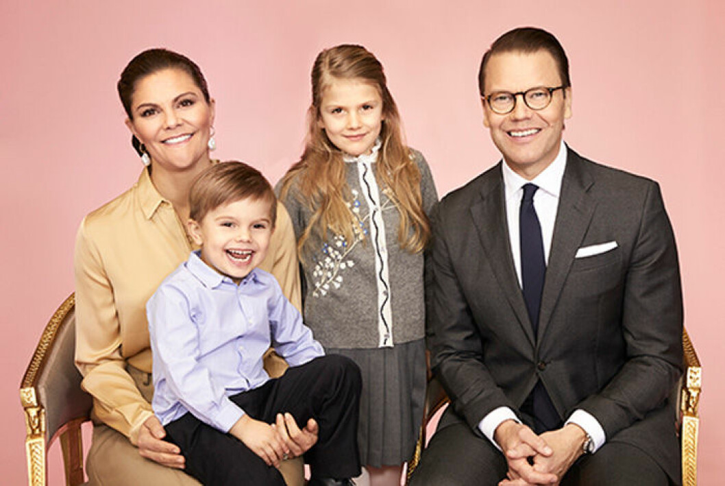 Den nya, hemliga, bilden på hela den svenska kronprinsessfamiljen. Victoria