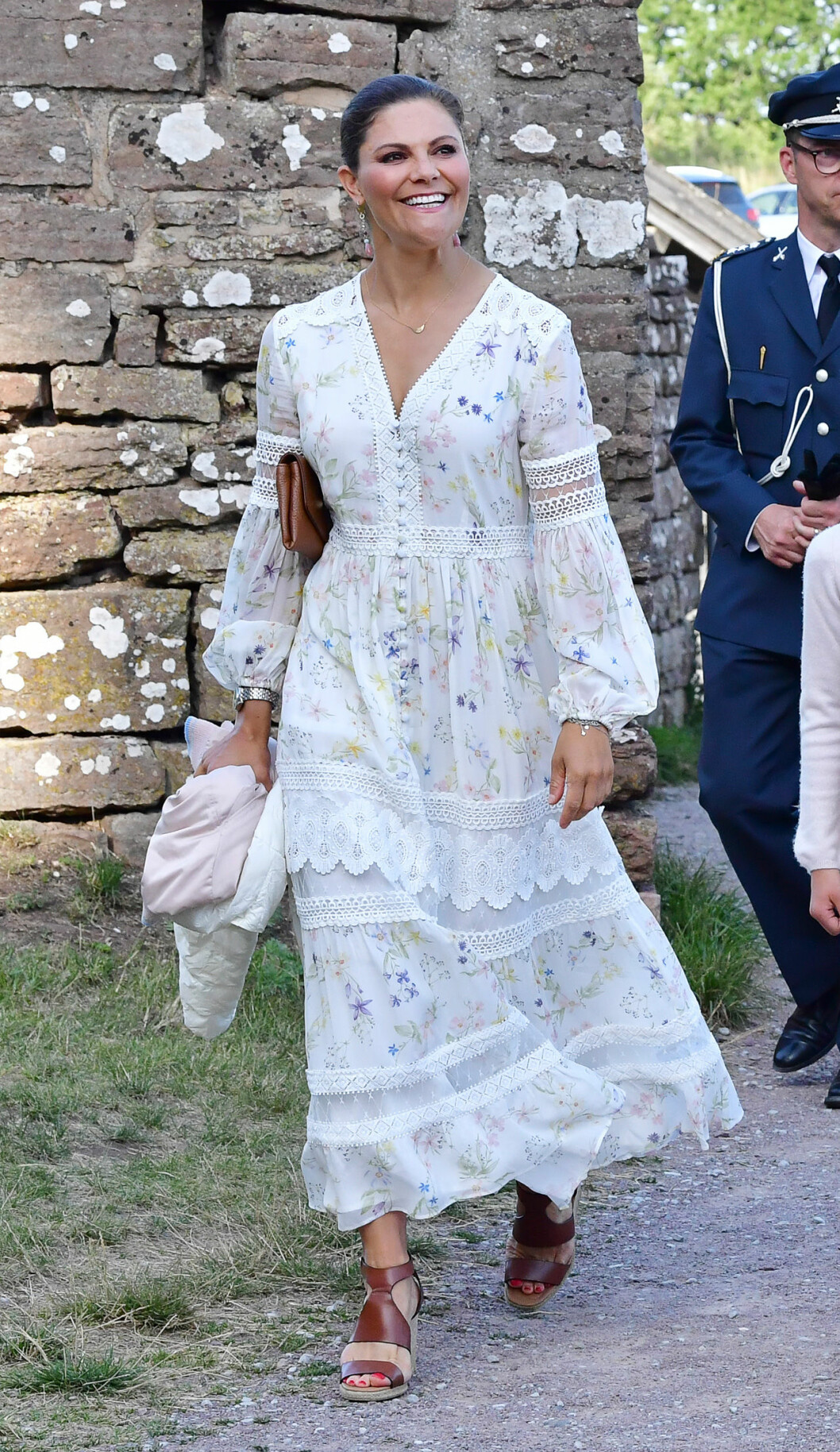 Kronprinsessan med sin favoritknut. Victoriadagen 2020. Victoria 2020