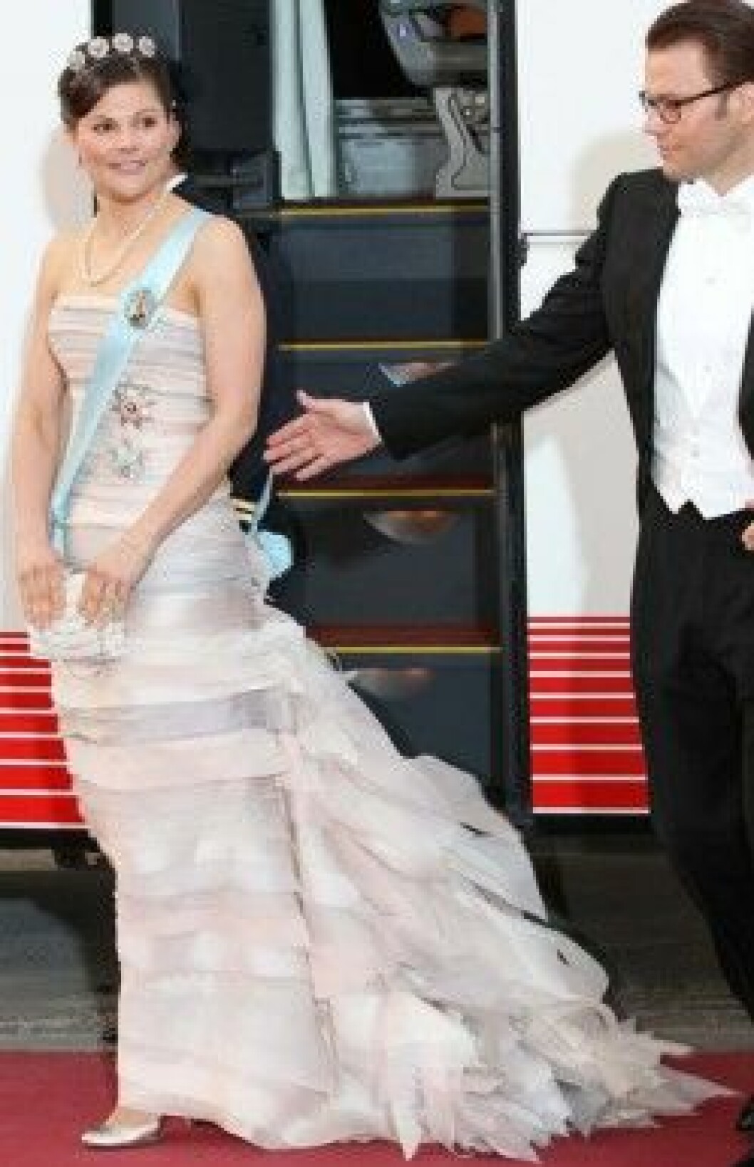 Kronprinsessan Victoria i samma sagolika klänning hon bar på Nobelfesten 2008. Kronprinsessan Victoria i samma sagolika klänning hon bar på Nobelfesten 2008.