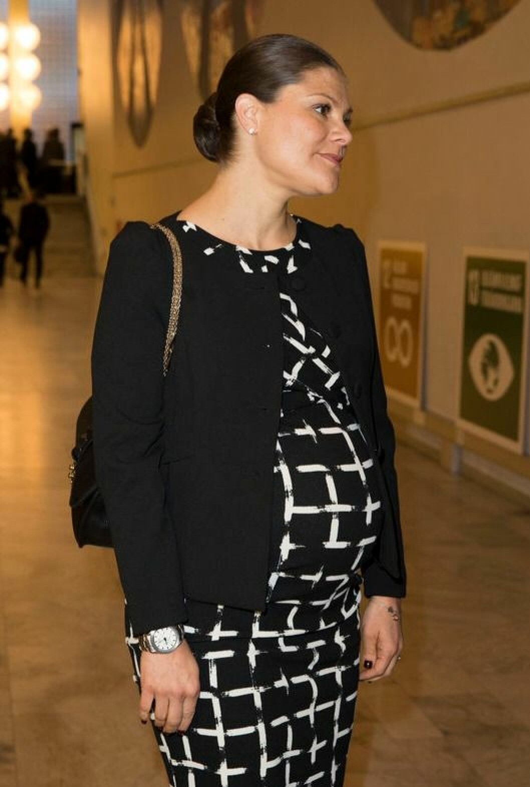 Victoria i klänning från Asos Maternity. Jackan kommer från Seraphine. Victoria i klänning från Asos Maternity. Jackan kommer från Seraphine.
