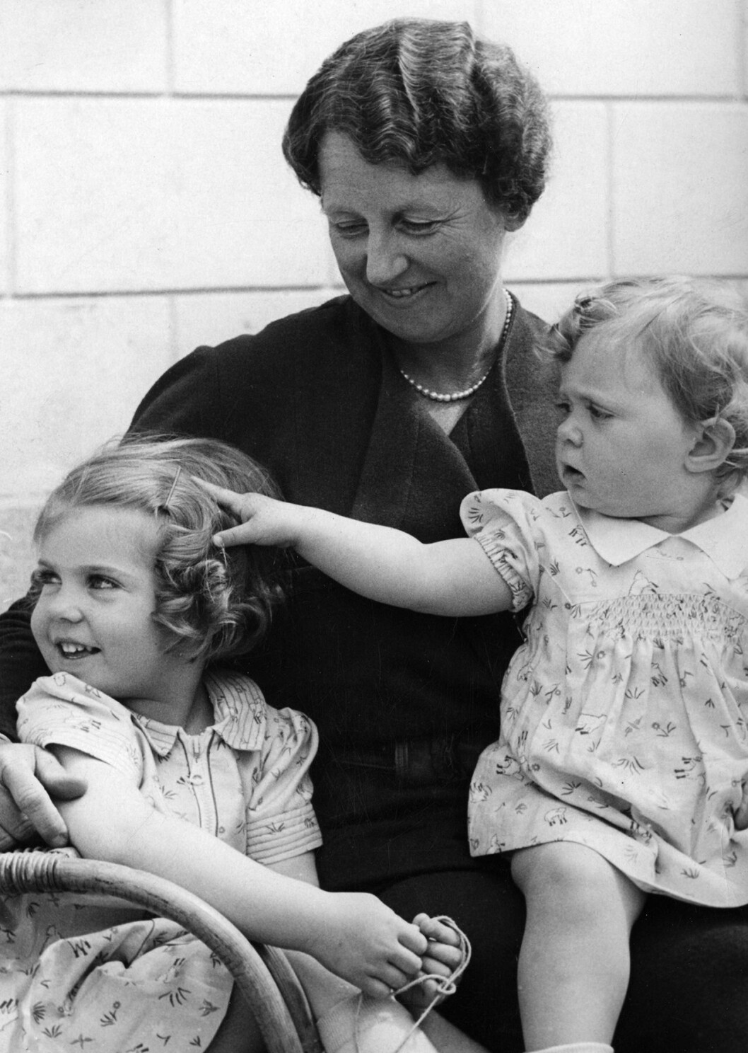 Victoria Adelheid med två av sina barnbarn – Margareta och Birgitta. prinsessan Victoria