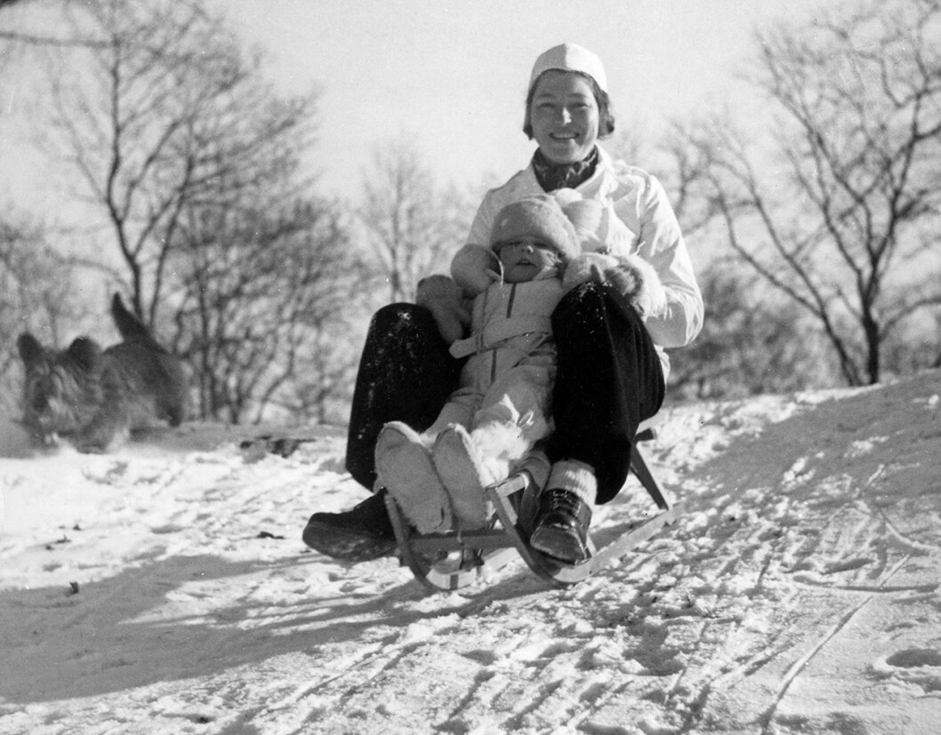 Victoria Adelheid leker med Margareta i snön. Victoria Adelheid