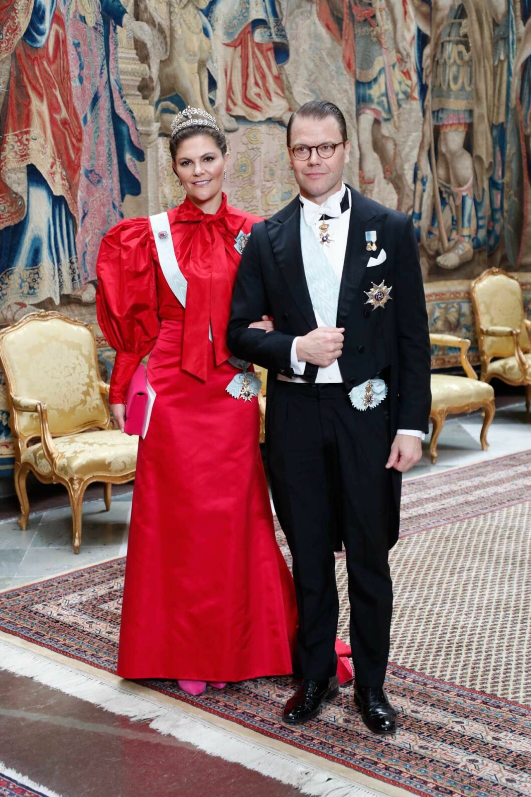 Victoria i röd klänning