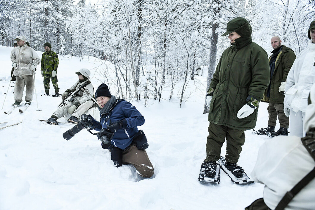 Mitt under landskapsvandringen i Arvidsjaur ramlade en av de medföljande fotograferna ner i snön. Tur att Victoria hade snöskor! Kronprinsessan Victoria