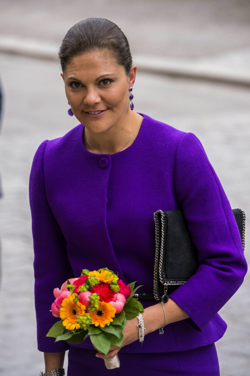 Kronprinsessan Victoria i örhängen från Charlotte Bonde. Victoria