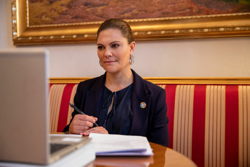 Kronprinsessan i marinblå kavaj och örhängen från Sophie by Sophie. Victoria