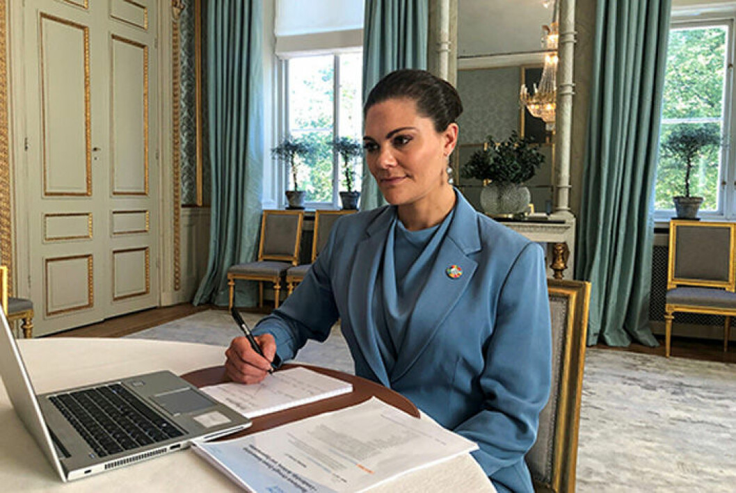 Victoria i kavaj, topp och byxor från Tiger of Sweden. Kronprinsessan