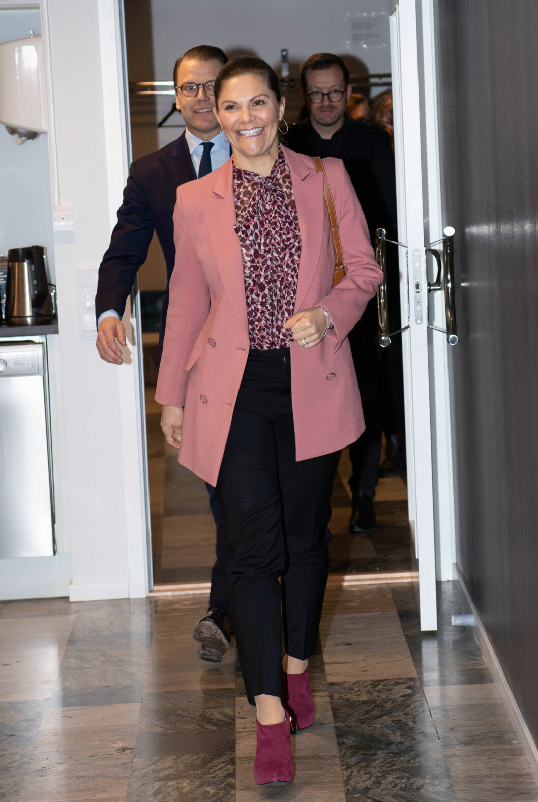 Victoria i dagens outfit: kavaj från Rodebjer, mockaboots från af Klingberg och väska från Little Liffner. Kronprinsessan Victoria och prins Daniel på RFSL:s kansli i Stockholm.