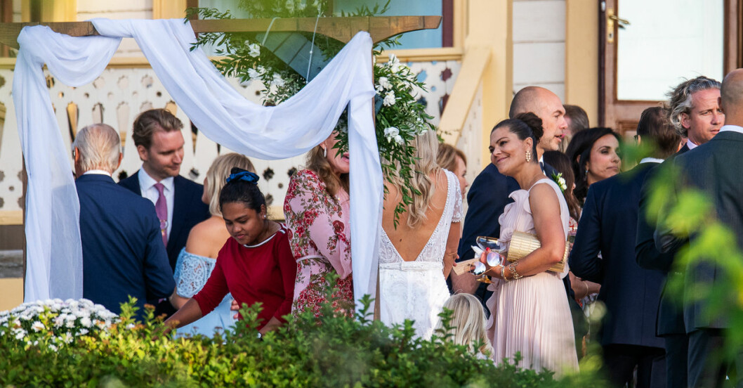 Kronprinsessan Victoria, här med bruden Andrea till vänster. Hon hade valt en ovanligt sen vigsel, den började inte förrän klockan 18.00. Kronprinsessan Victoria på Andrea Brodins bröllop