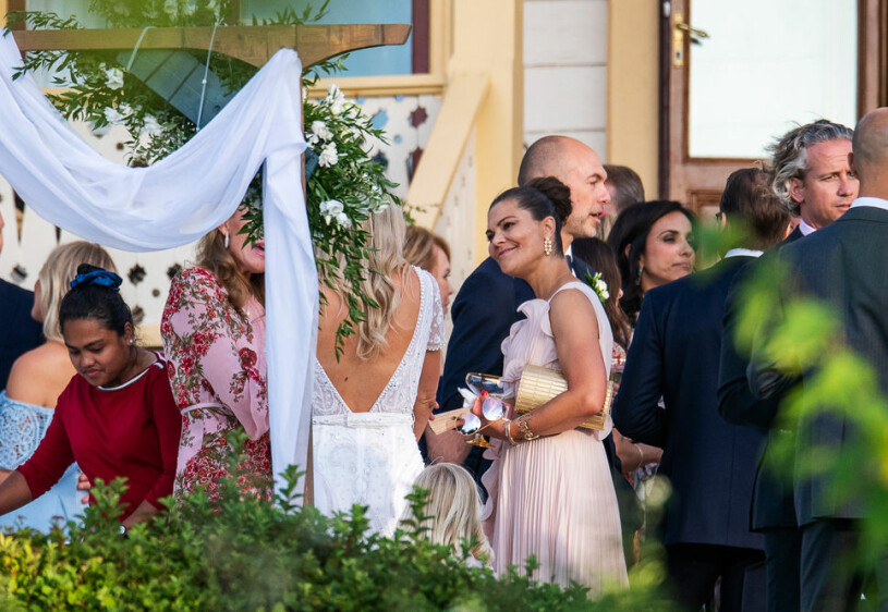 Andrea Brodins och Cedric Notz sensommarbröllop. Det ägde rum ute på terrassen, under en båge draperad med böljande sidentyg. Kronprinsessan Victoria Andrea Brodins bröllop Loviseberg 2020