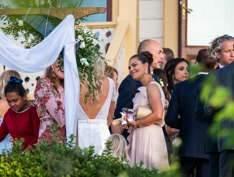 Kronprinsessan Victoria och prins Daniel var hedersgäster när deras nära vänner Andrea Brodin och Cedric Notz gifte sig på Villa Lovisebergs terrass sensommaren 2020. Kronprinsessan Victoria och prins Daniel på Andrea Brodins och Cedric Notz bröllop 2020 i Villa Loviseberg
