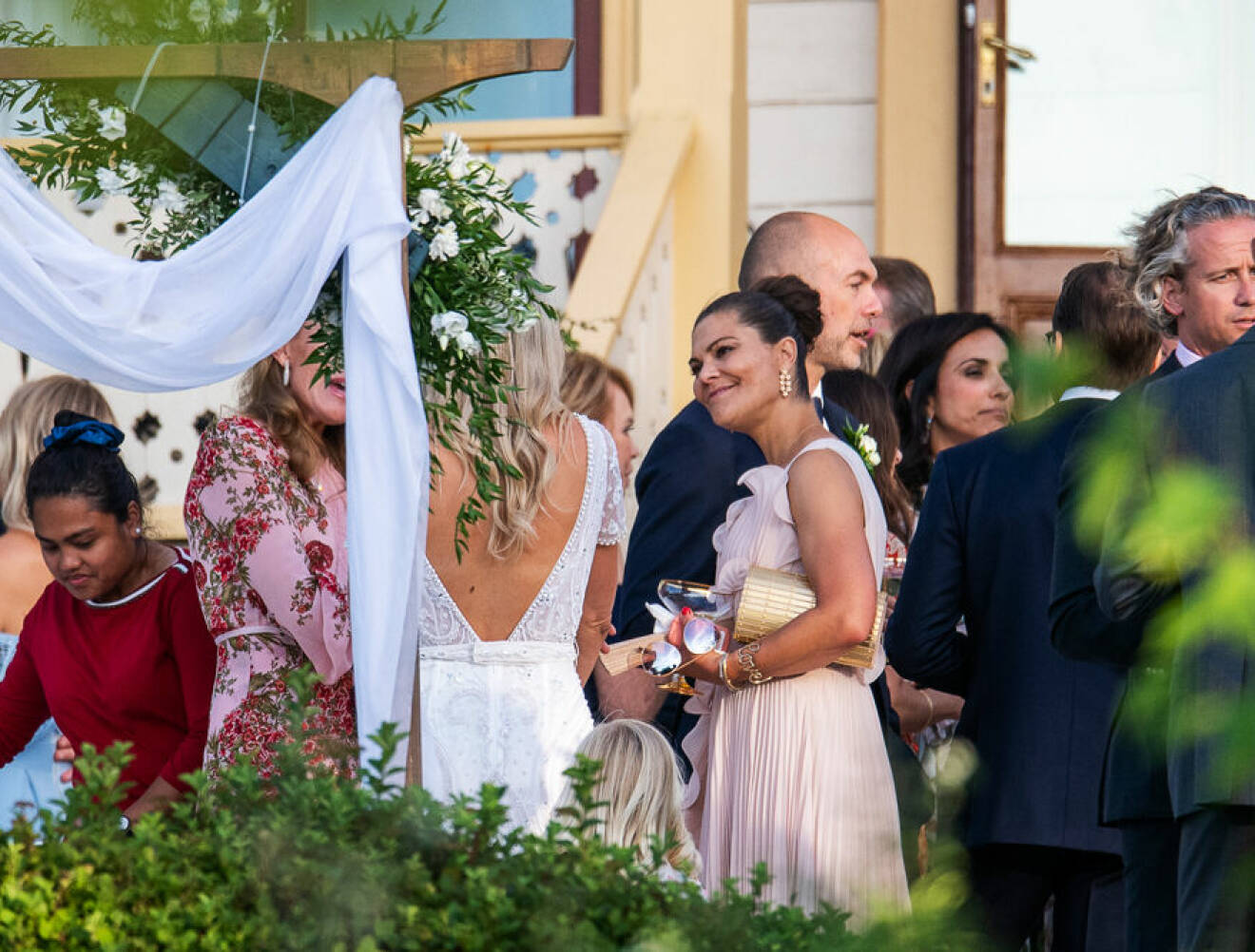 Kronprinsessan Victoria och prins Daniel på Andrea Brodins och Cedric Notz bröllop 2020 i Villa Loviseberg