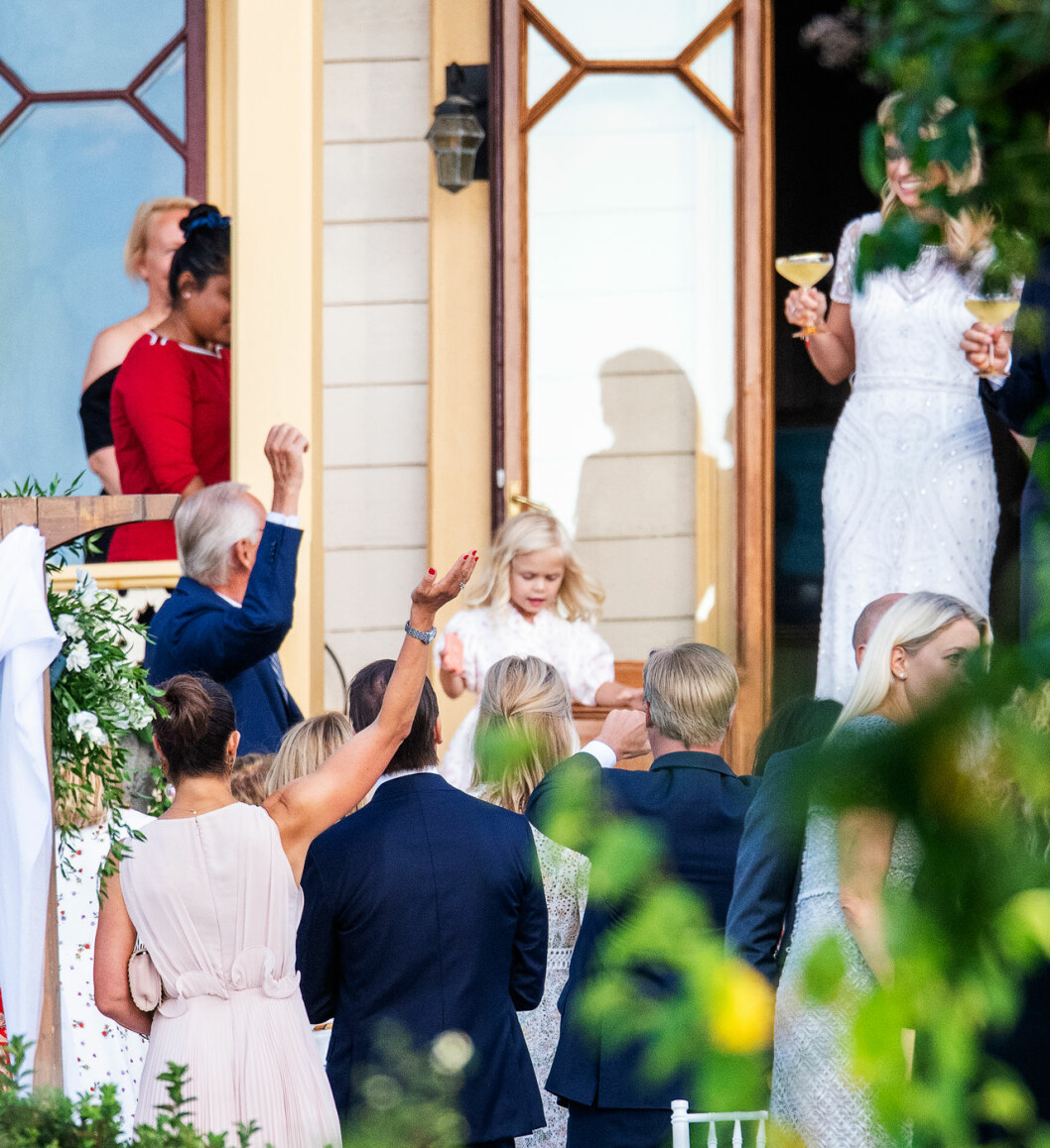 …och sedan höjde kronprinsessan sin vältränade arm och jublade för brudparet. Kronprinsessan Victoria och prins Daniel på Andrea Brodins bröllop