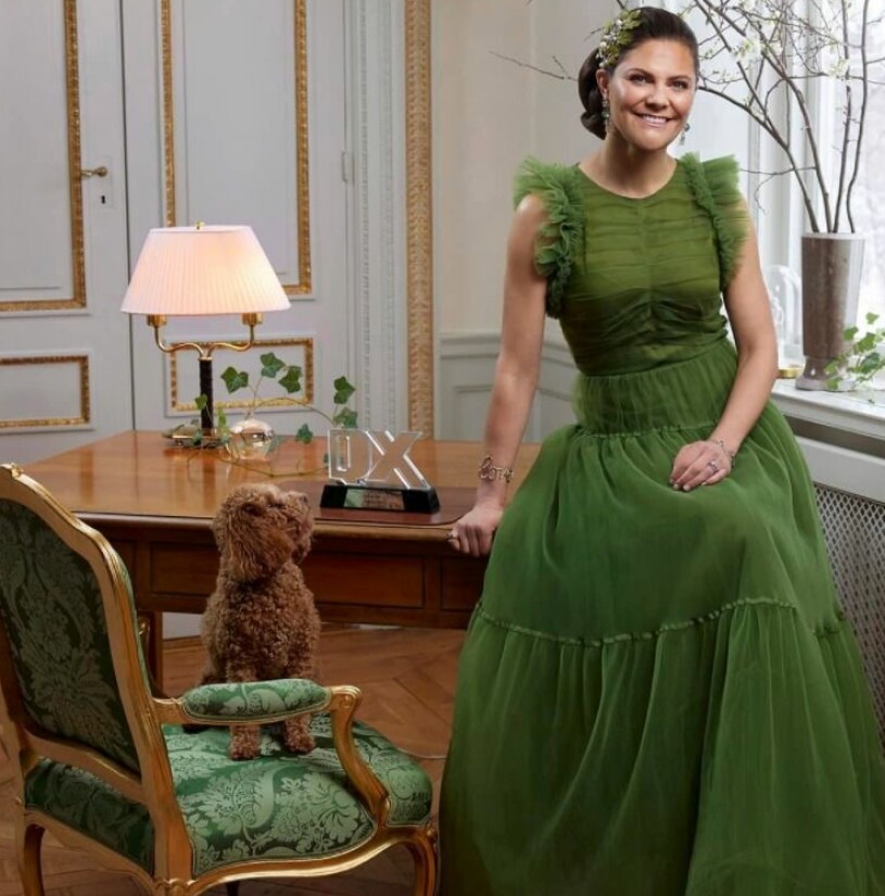 Victoria med sin cavapoo Rio, porträtterad för QX-galan/Årets Hetero av Peter Knutson. Kronprinsessan Victoria Årets Hetero QX-galan 2021 Fotograferad av Peter Knutson