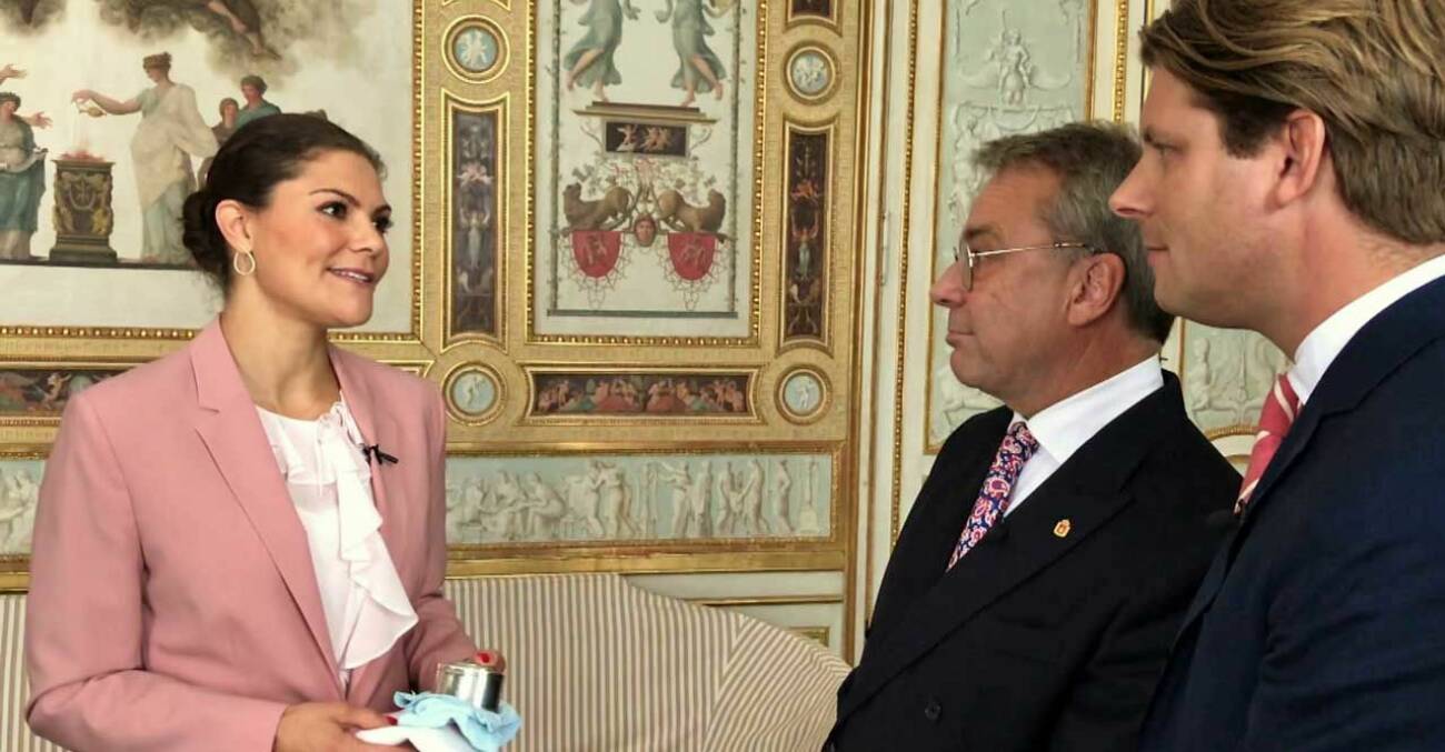 Kronprinsessan Victoria träffar Rickard Thunér och Knut Knutsson i tv-programmet Antikrundan. 