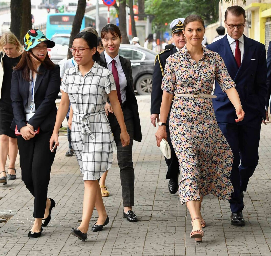 På plats i Vietnam – iförd klänning från Arket. Victoria i klänning från Arket.