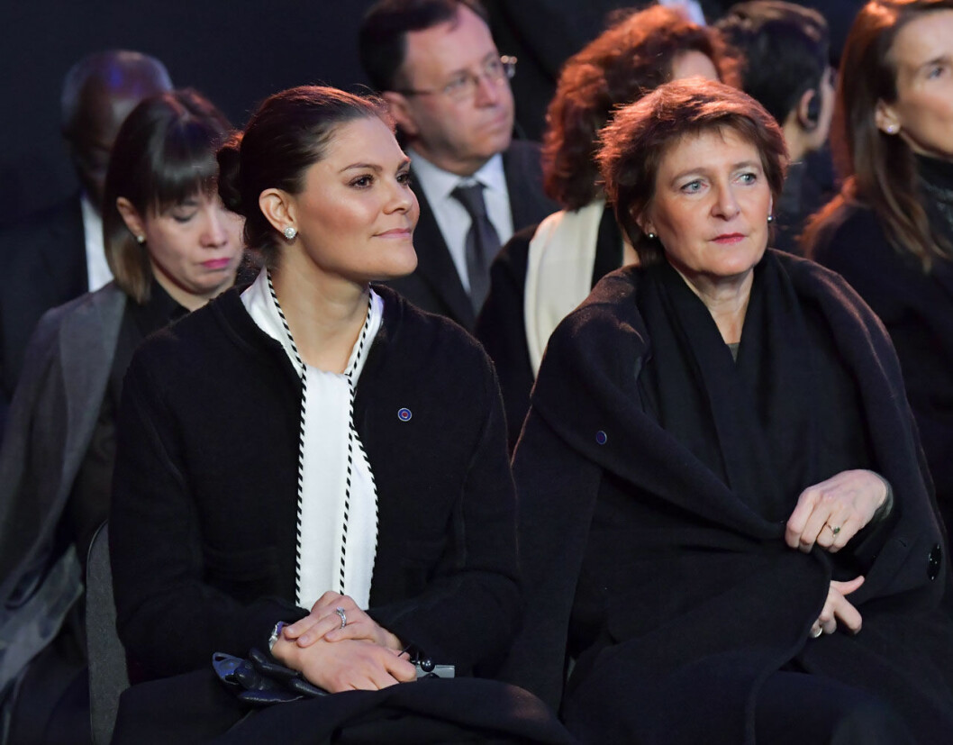 Victoria under minneshögtiden, här med Schweiz president Simonetta Sommaruga. Det var den 27 januari 1945 som förintelselägret Auschwitz-Birkenau befriades – och i dag är det 75 år sedan. Victoria i Auschwitz, här med Schweiz president Simonetta Sommaruga.