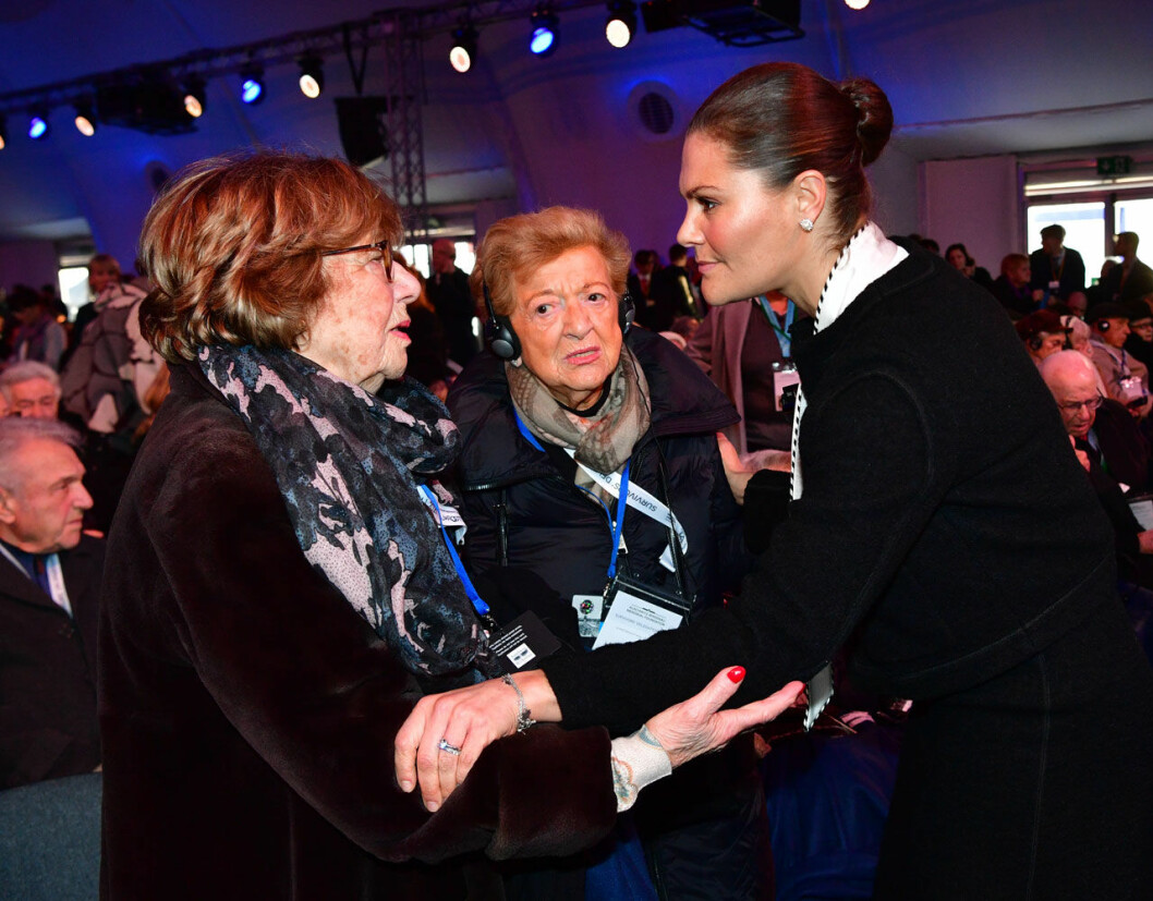 Kronprinsessan Victoria tillsammans med en av de överlevande. Kronprinsessan Victoria med en av de överlevande vid minneshögtiden i Auschwitz.