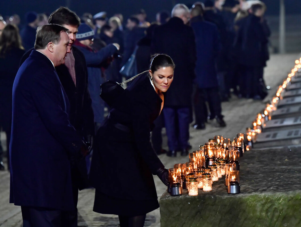 Kronprinsessan, statsministern och talmannen hedrar offren vid 75-årsminnet av Auschwitz Birkenaus befrielse. Kronprinsessan Victoria, statsminister Stefan Löfven och talmannen Andreas Norlén tänder ljus vid minneshögtiden i Auschwitz Birkenau.