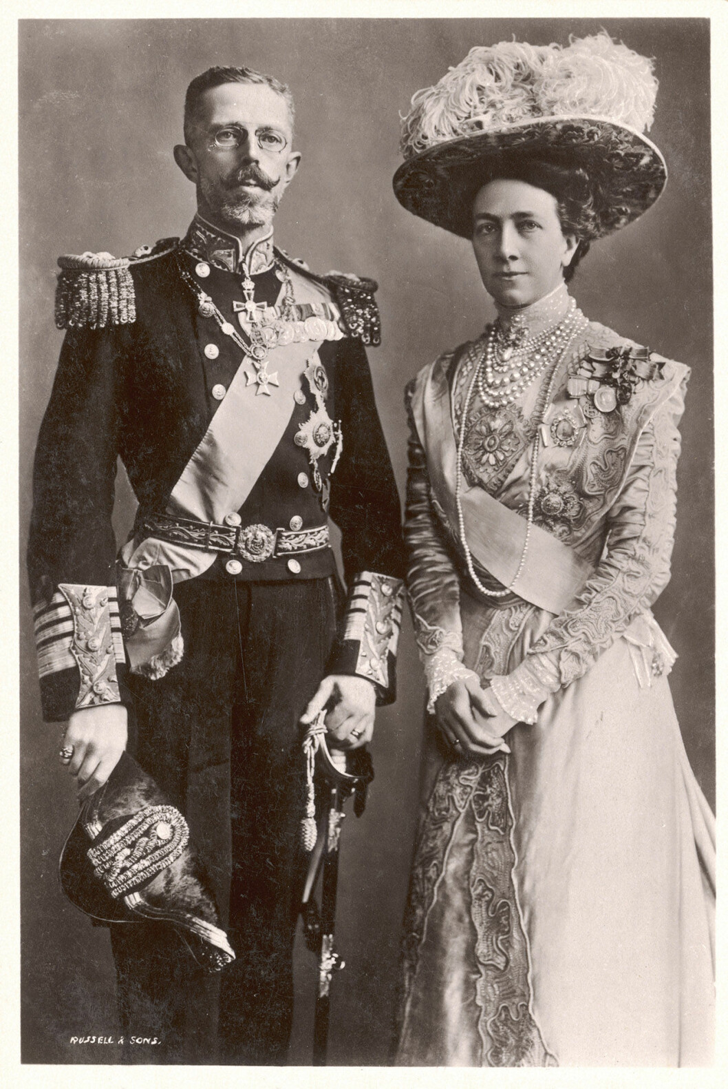 Kung Gustav V med sin fru Victoria av Baden. Kung Gustav V med sin fru Victoria av Baden.